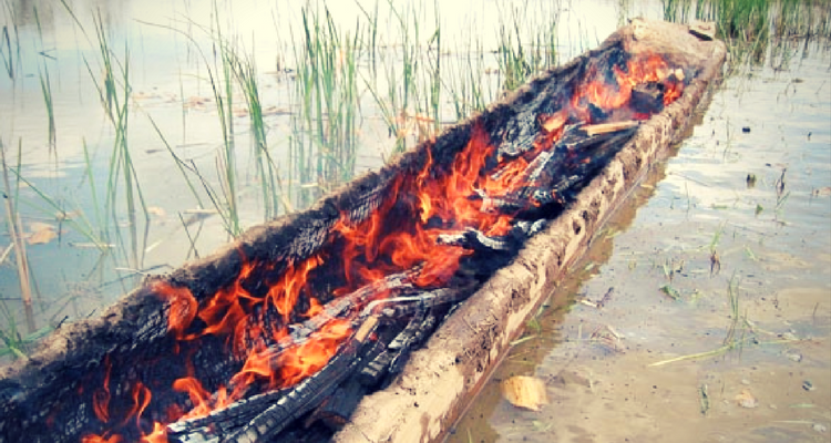 Ambarcatiune realizată dintr-un butuc cu ajurorul focului