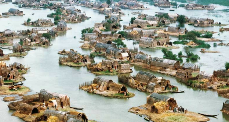 Undeva în Sud-ul Irakului se trăiește și azi pe apă, așa cum au făcut-o cei mai vechi mesopotamieni cu milenii în urmă