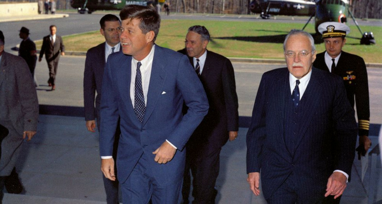 Kennedy și Allen Welsh Dulles (șeful CIA)