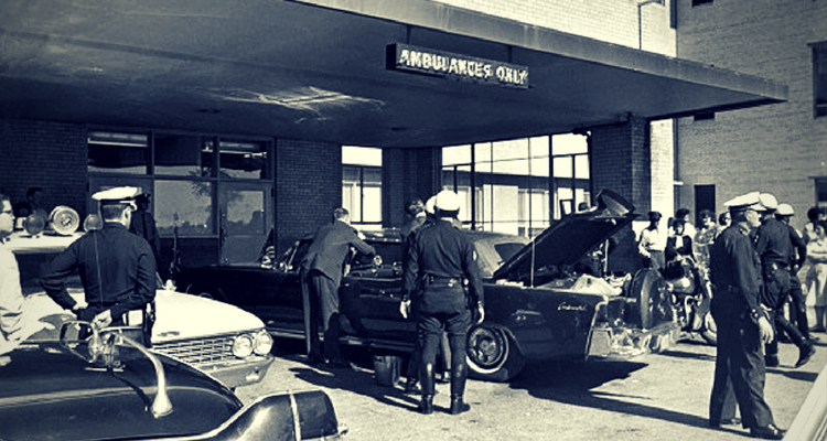 Limuzina-prezidentiala-la-Spitalul-Parkland-din-Dallas