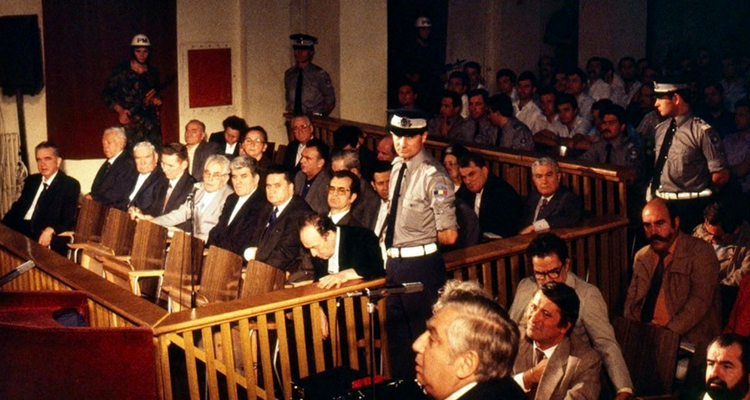 General-Iulian-Vlad-la-proces-in-boxa-spate-st-Foto-Emilian-Savescu-Martie-1990