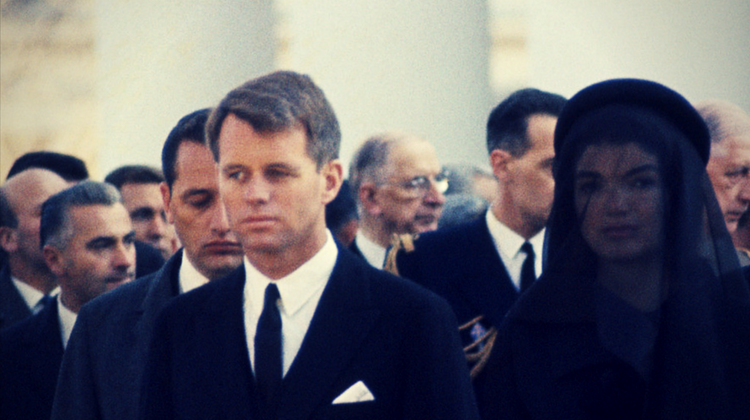 Bobby Kennedy și Jackie la înmormântarea lui JFK