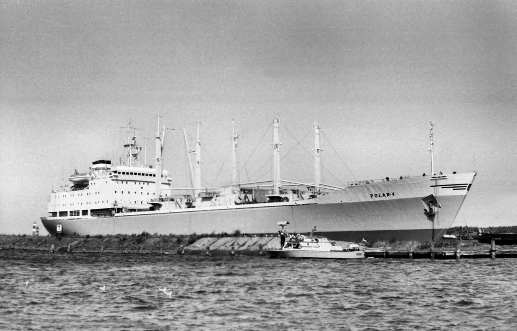 "POLAR V" la intrare în Warnemunde