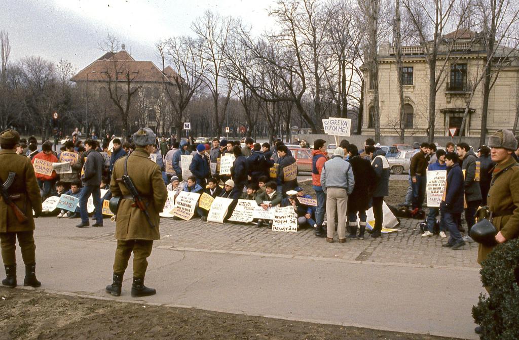 Fabruarie 1990, studenții fac greva foamei în Piața Victoriei