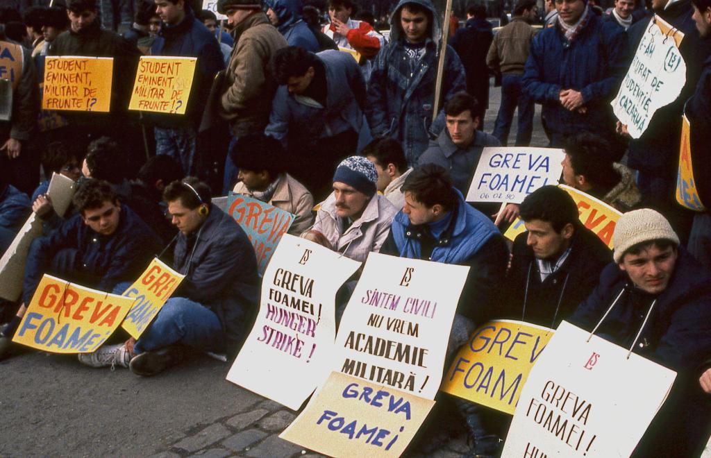 Fabruarie 1990, studenții fac greva foamei în Piața Victoriei